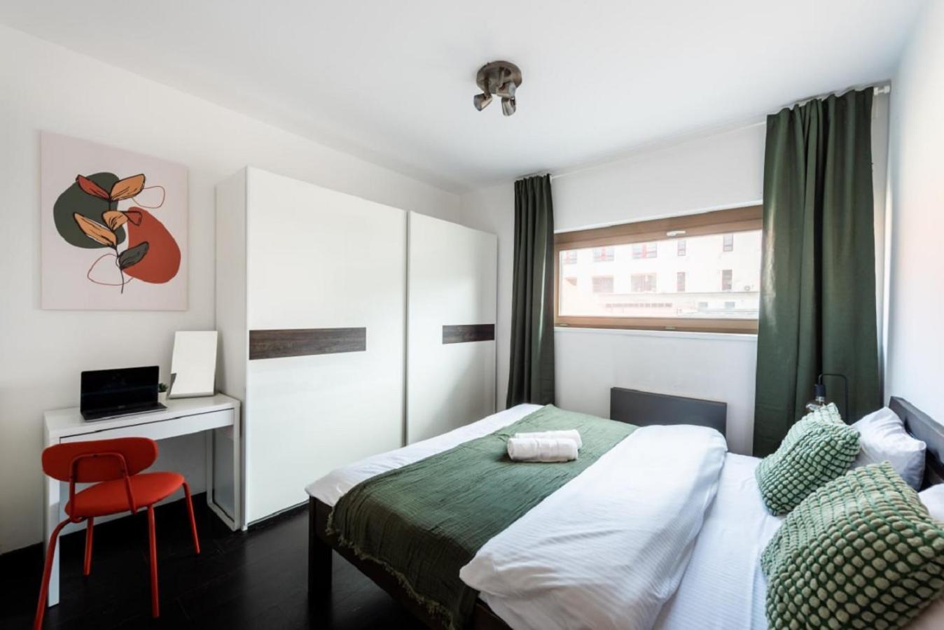 Spacious Apartments Near Karlin Square Прага Екстериор снимка