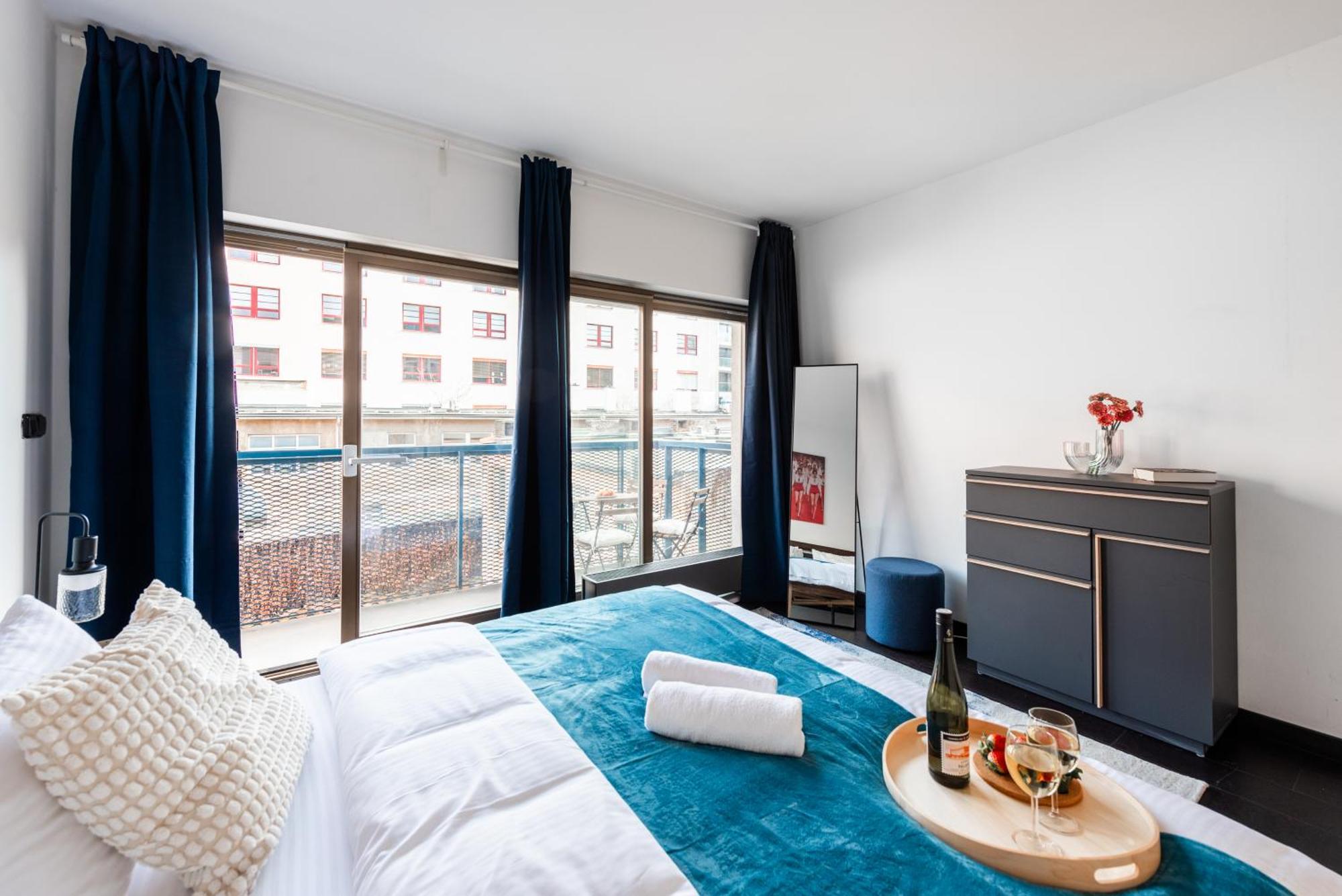 Spacious Apartments Near Karlin Square Прага Екстериор снимка