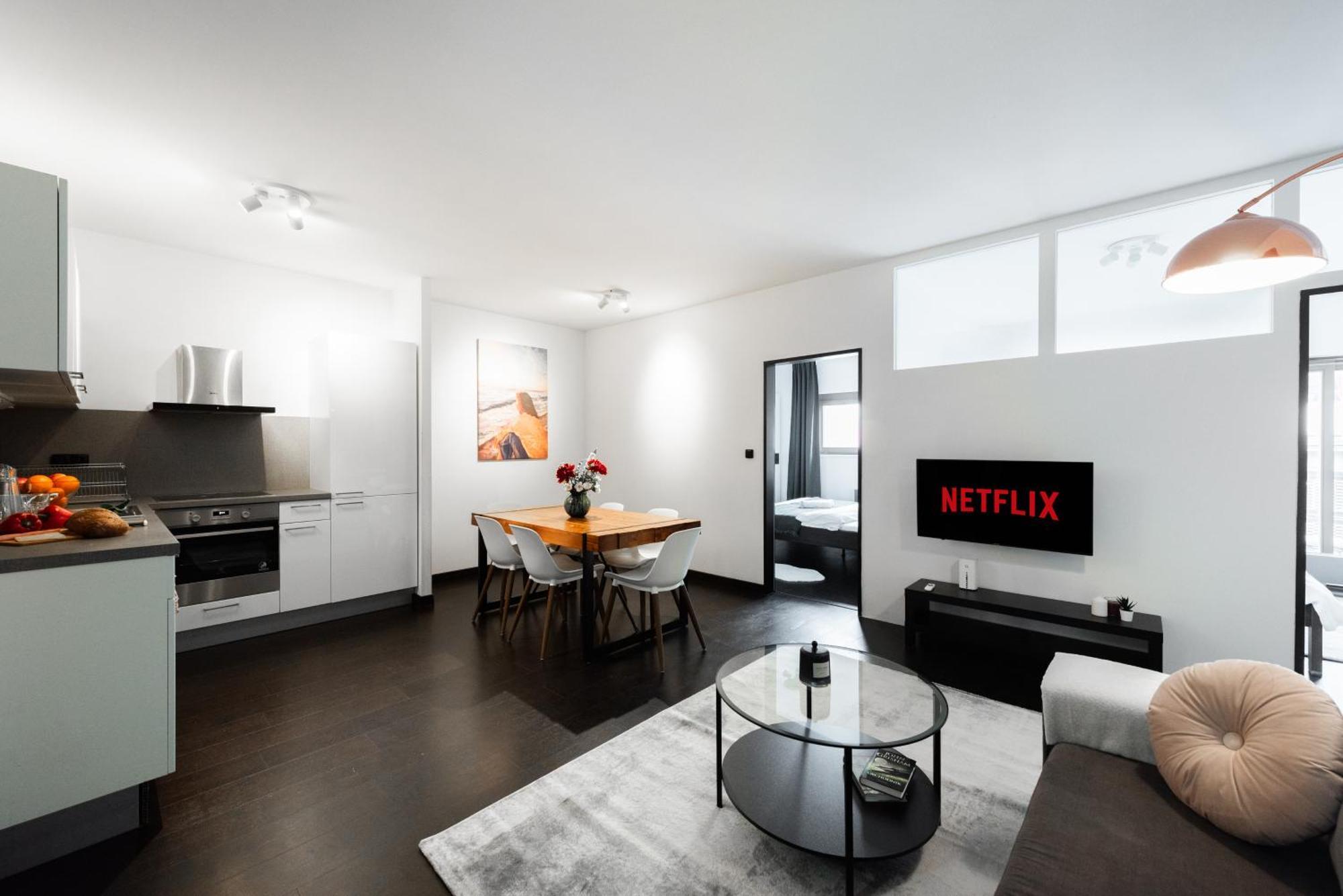 Spacious Apartments Near Karlin Square Прага Екстериор снимка