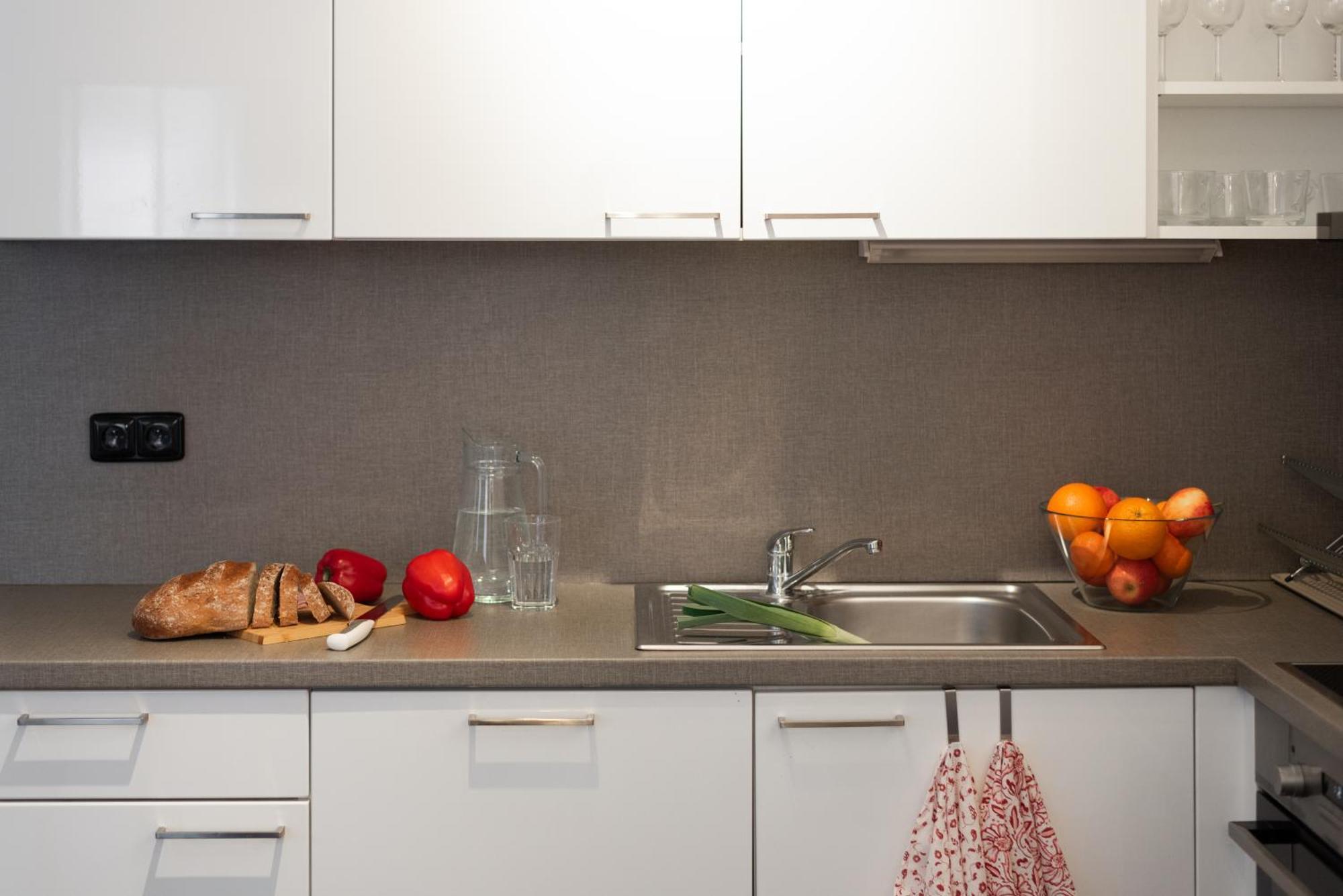 Spacious Apartments Near Karlin Square Прага Екстериор снимка