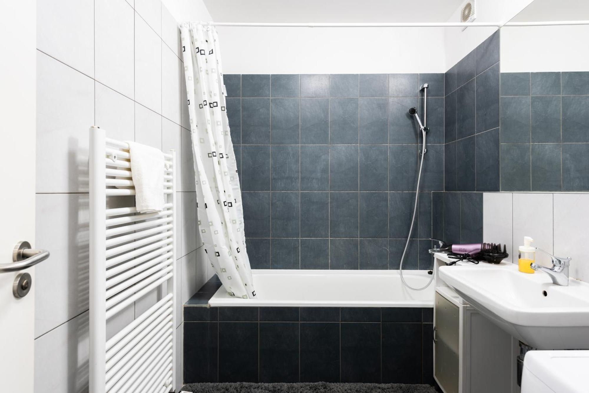 Spacious Apartments Near Karlin Square Прага Екстериор снимка