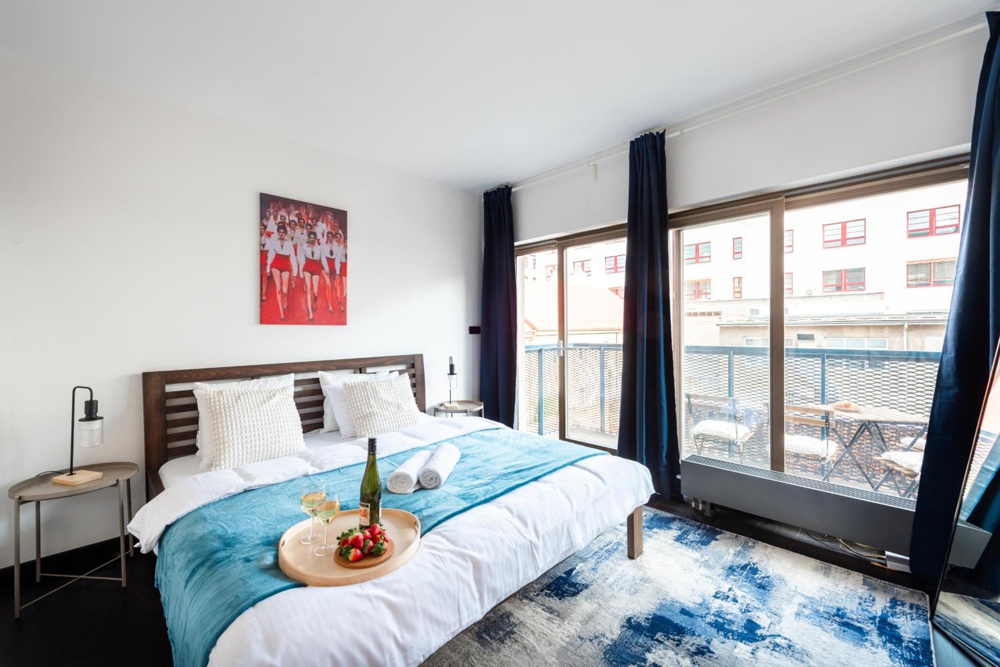 Spacious Apartments Near Karlin Square Прага Екстериор снимка