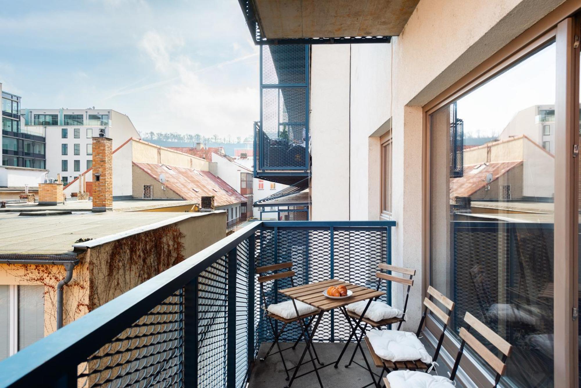 Spacious Apartments Near Karlin Square Прага Екстериор снимка