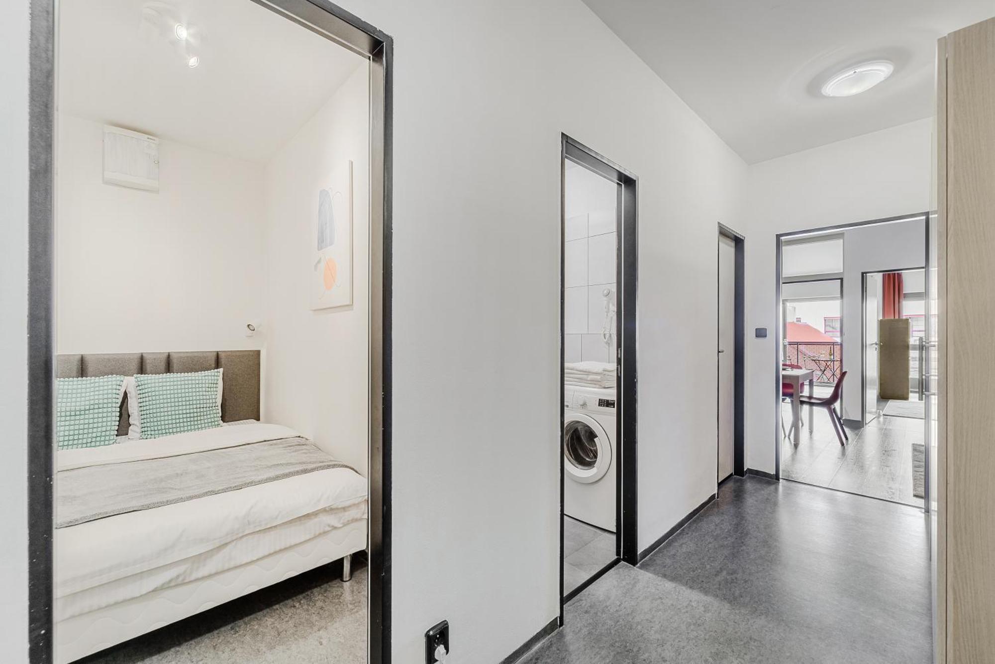 Spacious Apartments Near Karlin Square Прага Екстериор снимка