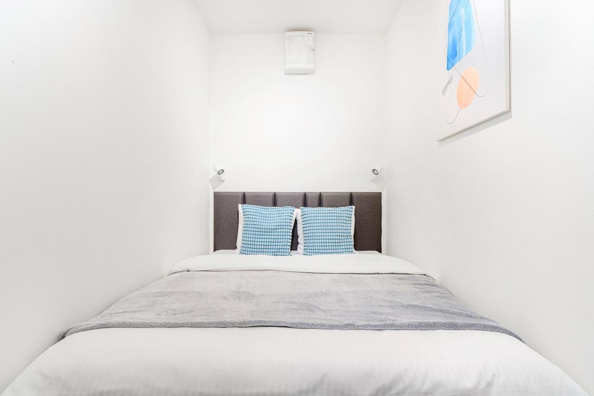 Spacious Apartments Near Karlin Square Прага Екстериор снимка
