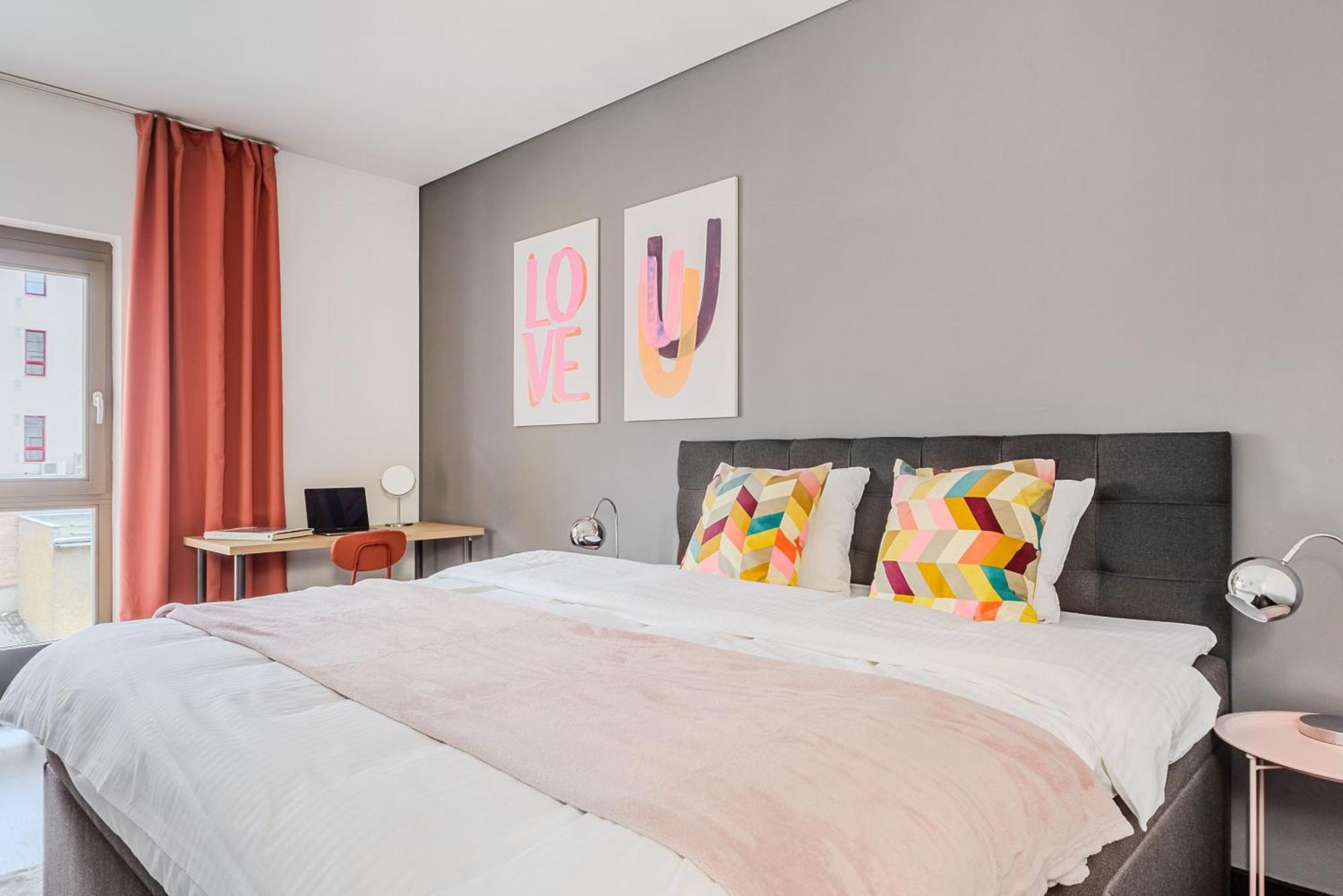 Spacious Apartments Near Karlin Square Прага Екстериор снимка