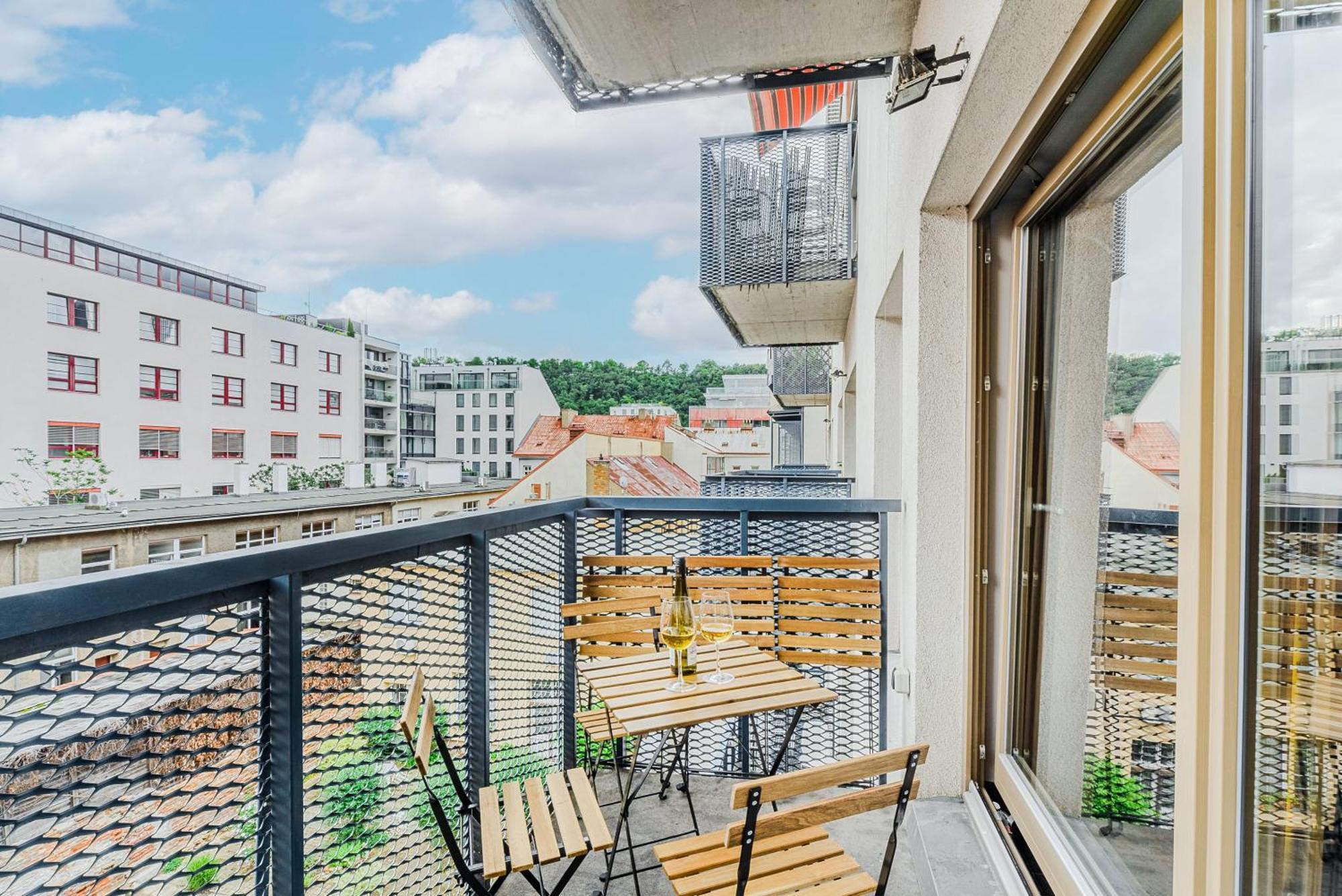 Spacious Apartments Near Karlin Square Прага Екстериор снимка