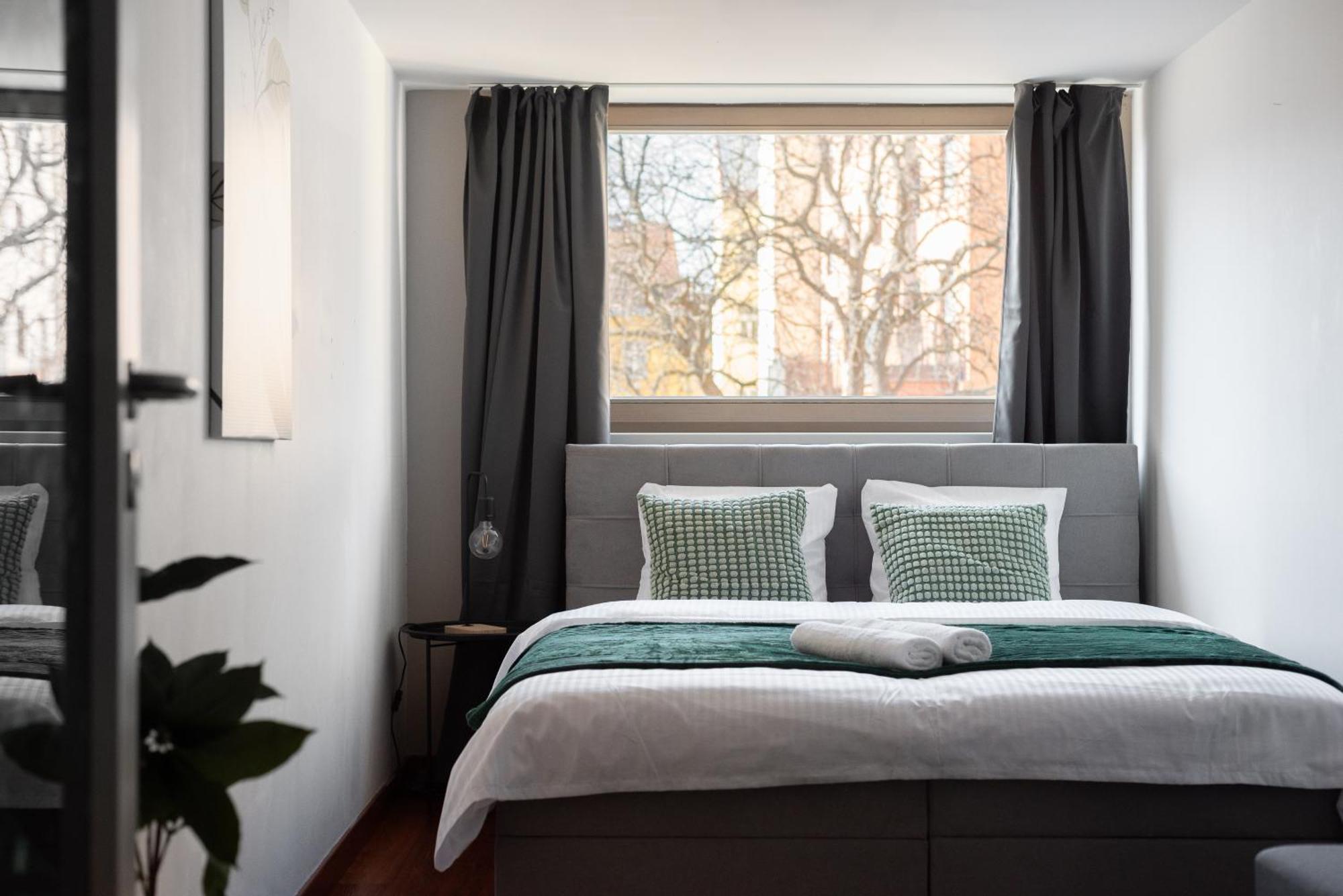 Spacious Apartments Near Karlin Square Прага Екстериор снимка