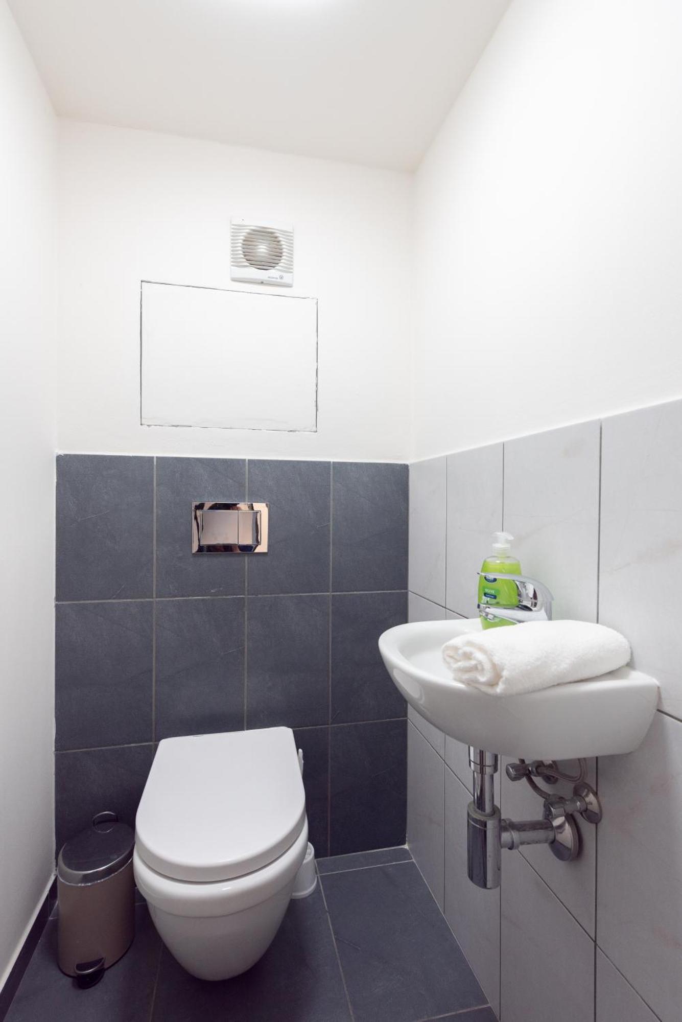 Spacious Apartments Near Karlin Square Прага Екстериор снимка