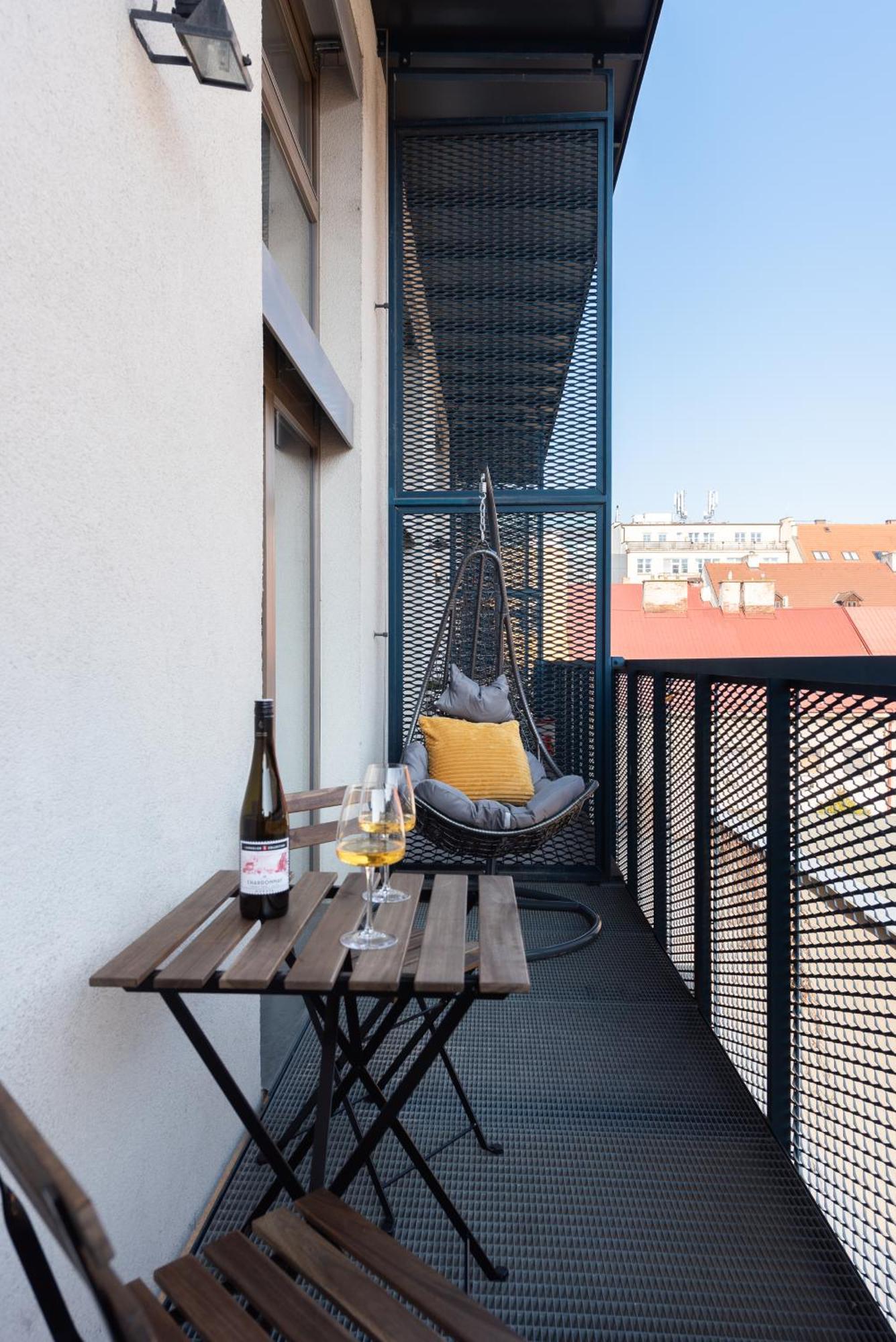 Spacious Apartments Near Karlin Square Прага Екстериор снимка