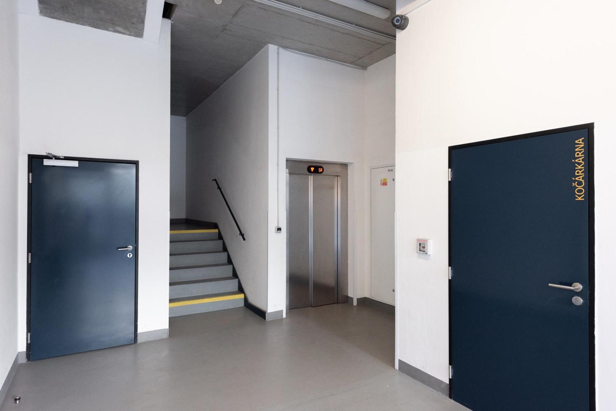Spacious Apartments Near Karlin Square Прага Екстериор снимка